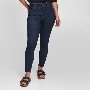 GAP darker Wash high rise skinny jegging size 33/16